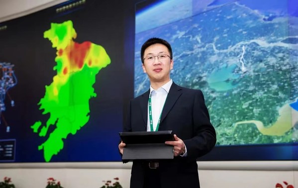 Foto menunjukkan Tong Chong menjalankan penyahpepijatan di lapangan pada sistem perlindungan kilat yang dinamik.