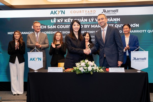 AKYN Hospitality GroupのTiffany Nguyen Thi Minh Thu CEOとマリオット・インターナショナルのGautam Bhandariアジア太平洋・ホテル開発担当副社長