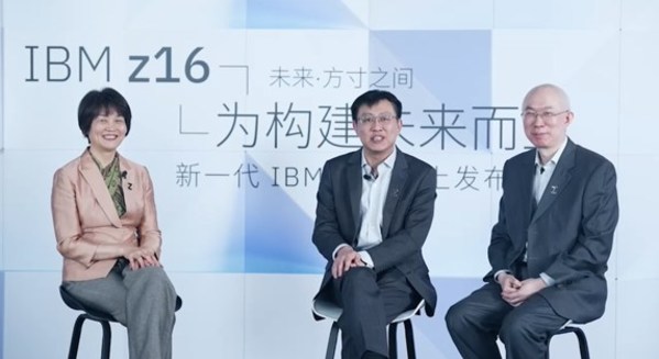 IBM杰出工程师程静 (左一)、IBM大中华区主机与LinuxONE总经理李航（左二）、IBM 中国主机首席技术专家李洪涛（左三）