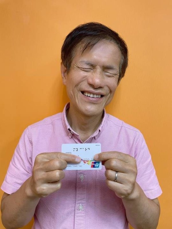 香港失明人協進會前會長莊陳有欣喜香港有首張共融卡，照顧不同人士的需要