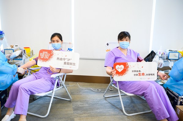 疫情期间支援社区核酸采样工作的上海嘉会国际医院门诊护士长于妮娟（右）与住院儿科护士侯羽佳（左）主动报名献血