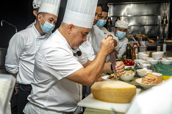 意大利专业主厨Daniele Vacca先生为酒店厨师团队现场教学