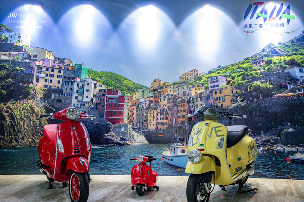 意大利品牌VESPA摩托车亮相酒店大堂