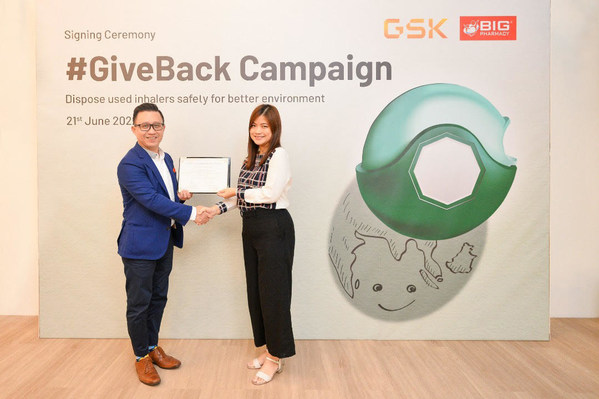 Mr David Lin, Director of Communications, Government Affairs & Strategic Customer Solutions at GSK Malaysia & Brunei and Ms Liew Chui Ying, Chief Marketing Officer of Big Pharmacy Healthcare Sdn Bhd sign an MOU at the launch of the #GiveBack campaign