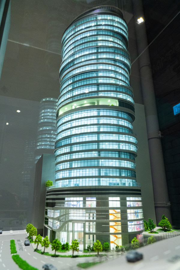 中國移動香港與羅氏集團的首個大型旗艦項目為全新智慧商廈「KTR 350」，透過CMHK iSolutions企業智慧解決方案，目標將由前身是工業大廈的觀塘道350號，打造成九龍東新地標。
