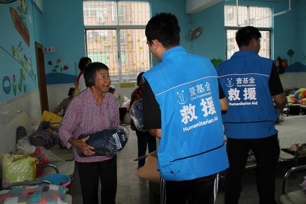 连平县安置点的老人收到壹基金捐赠的睡袋
