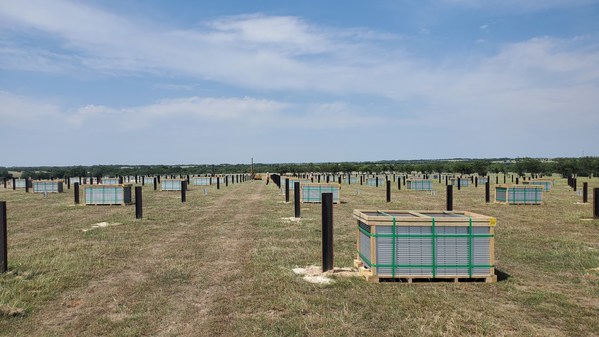 光伏電池板已交付並準備在德州希爾縣的 Buckeye Files 太陽能項目安裝。現場將使用超過 350,000 塊太陽能板。