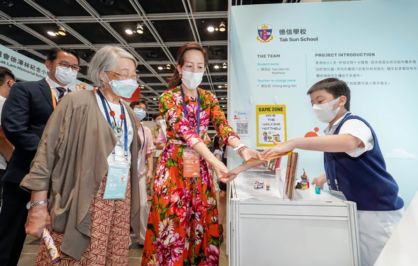 The participating students introduced their creative ideas and innovations to Mrs Kao May Wan, Chairman of Charles K Kao Foundation for Alzheimer’s Disease and Ms Nikki Ng, Deputy Chairman of the Hong Kong Innovation Foundation.
