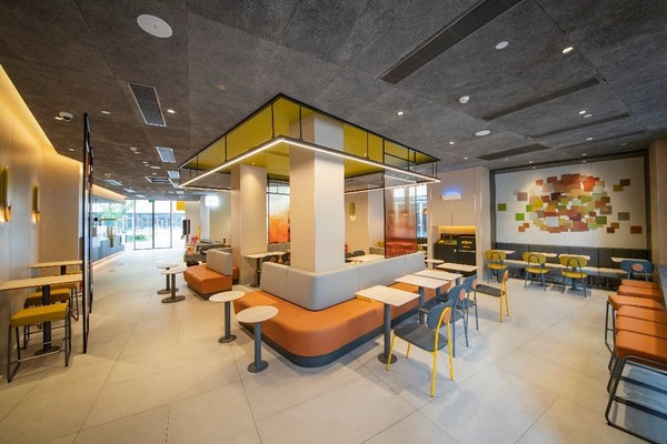 立方、暖色和隱藏的微笑作為餐廳三大設計元素，靈動的設計提升了顧客的用餐體驗。