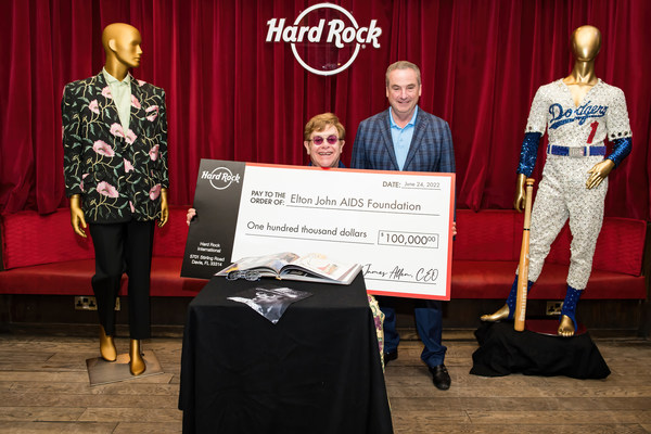 Hard Rock International 在倫敦 Hard Rock Cafe 向 Elton John 呈上捐贈給 Elton John AIDS Foundation 的支票。圖片鳴謝：BEN GIBSON PHOTO