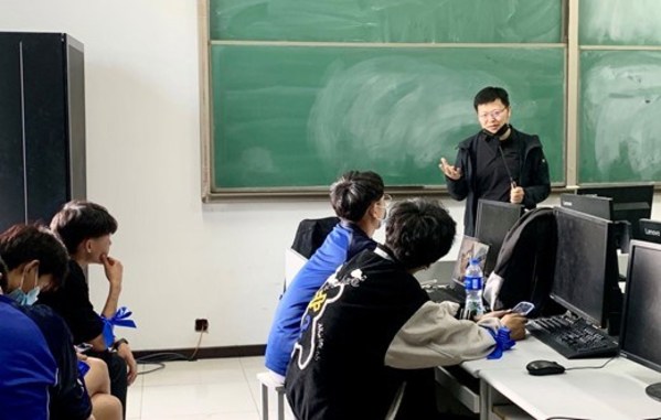 IBM中国系统中心经理 丁伟 赴首钢学校为“新领”项目学生教授专业课。