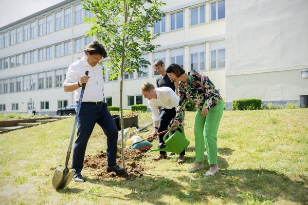 舍弗勒集团首席执行官克劳斯-罗森菲尔德（左一）、首席人力资源官科琳娜-席腾黑尔姆（右一）、首席运营官安德列亚斯-希克（中）在位于德国赫尔佐根奥拉赫的集团总部通过植树的形式，正式开启舍弗勒集团全球“气候行动日”