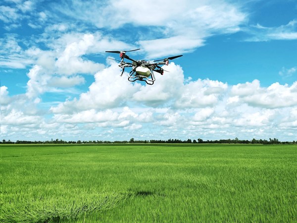 Drone chuyên dụng cho nông nghiệp XAG P100 giúp ứng dụng công nghệ tự động hóa trên đồng lúa Việt Nam