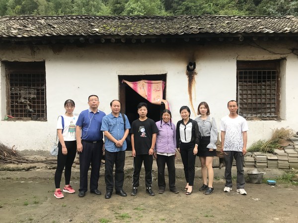 2018年，魏春龙（左三）随希望厨师项目小组前往甘肃进行家访