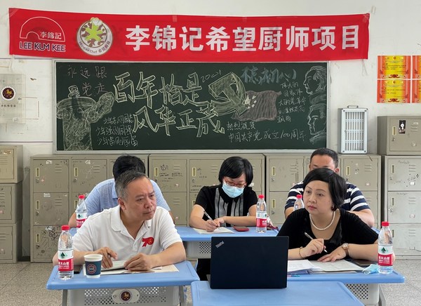 2021年受疫情影响，马健雄（前排左一）和李锦记以线上面试形式考核候选学生