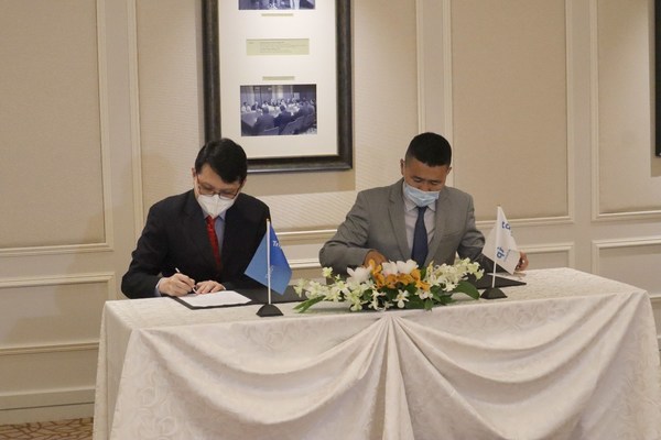 圖：攜程集團董事總經理兼（國際市場）副總裁蔡文軒（左）及Tapatrip創始人兼主席Batmunkh Unubukh（右）簽署了合作備忘錄