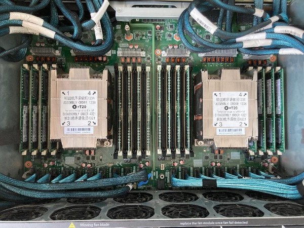 浪潮NF5468A5的CPU散热器和内存条