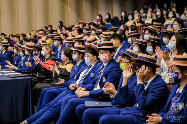身着蓝色哈罗校服的学生参加演讲日活动