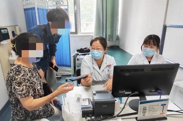 西安交通大学第二附属医院消化内科副主任医师王燕正在与患者进行交流