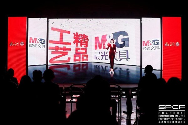 SMG虚拟主播申小雅为在场嘉宾介绍晨光在内的上海众多时尚佳品