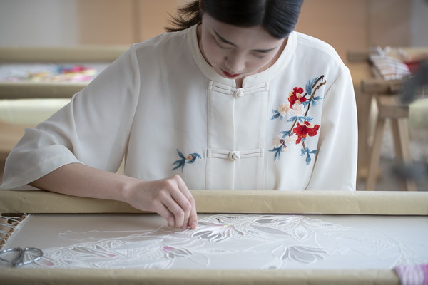 A Taizhou embroiderer is embroidering.