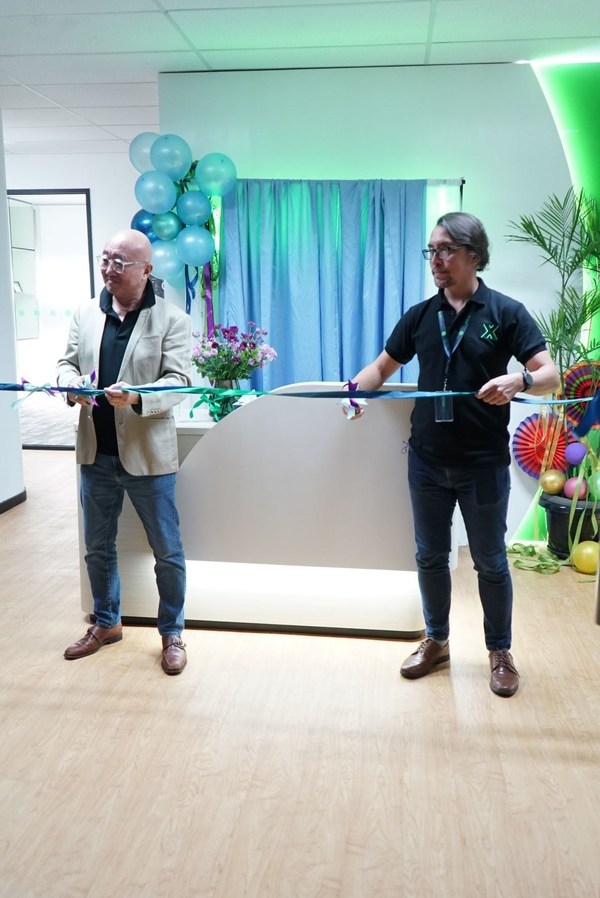 Saat-saat pemotongan pita sebagai simbol dibukanya kantor baru Sonar di Jakarta secara resmi. (dari kiri ke kanan: David Liu, Amien Krisna)