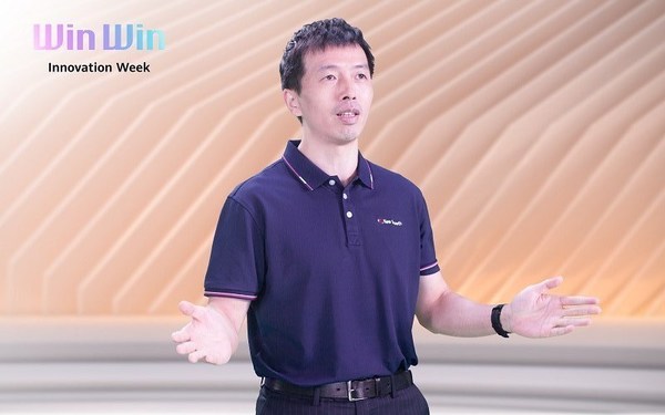 คุณเผิง ซ่ง (Peng Song) ขึ้นพูดในการประชุมสุดยอดว่าด้วยการเปลี่ยนผ่านสู่ระบบคลาวด์ของผู้ให้บริการเครือข่าย (Carrier Cloud Transformation Summit) ระหว่างสัปดาห์นวัตกรรม "วิน-วิน: หัวเว่ย อินโนเวชัน วีค" (Win-Win Huawei Innovation Week)
