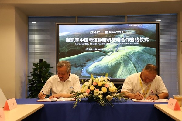 图：斯凯孚中国及东北亚区总裁唐裕荣（左）汉钟精机董事长余昱暄（右）签署《战略性合作伙伴关系协议》