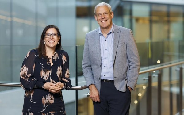 Bà Tiffany Wright, Giám đốc Giáo dục của Microsoft Úc và ông Glenn Wightwick, Phó Hiệu trưởng UTS (Đổi mới và Doanh nghiệp).  Hình ảnh do Microsoft cung cấp.