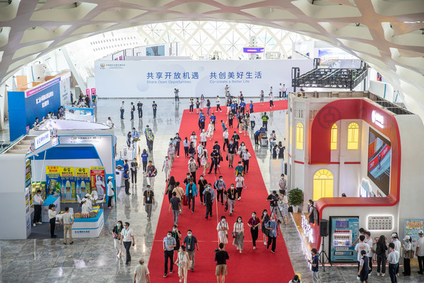 7月26日，第二届中国国际消费品博览会在海口正式开馆，观众有序入场。 刘洋 摄