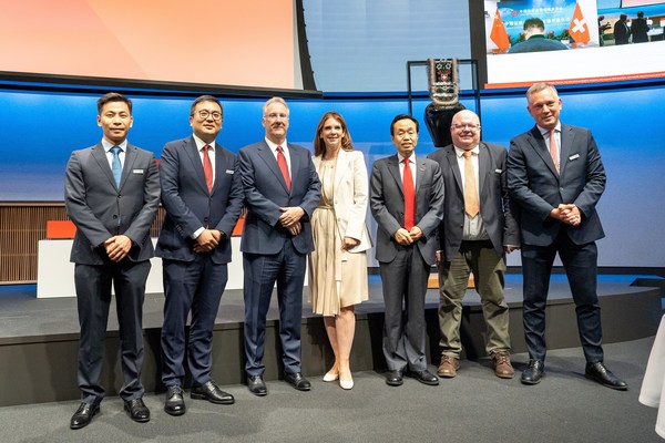 Figure 2. A group photo of Ms. Daniela Stoffel, State Secretary of SIF, Mr. Wang Shiting, Ambassador of China to Switzerland, Tom Zeeb，Global Head Exchanges of SIX Swiss Exchange, and the GEM delegation to Switzerland.
