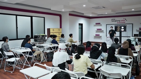 In the 'Univ Zone,' KT&G Sangsang Univ Indonesia offers 'Class' program for college students to help them engage in diverse cultural activities and enhance employment skills. The picture shows a ‘Class’ in progress.