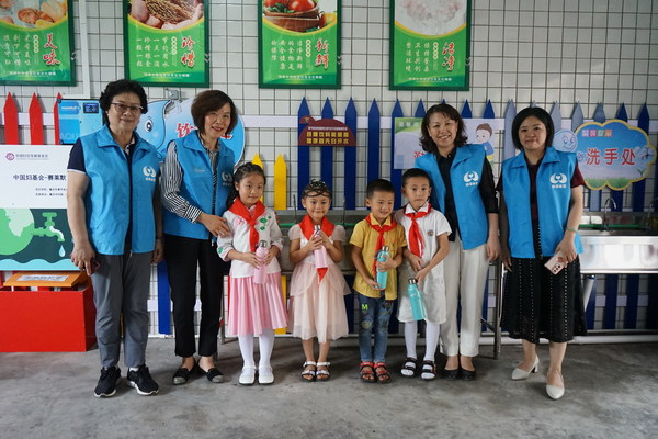 中国妇女发展基金会理事长和秘书长同赛莱默中国及北亚区总裁吕淑萍一起到黄龙小学参与赛莱默“水印计划”