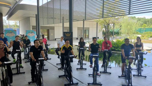 Dato' Sri Vincent (tengah) memimpin para tamu undangan ke upacara peluncuran sepeda simbolis di Kuala Lumpur Wellness Festival 2022