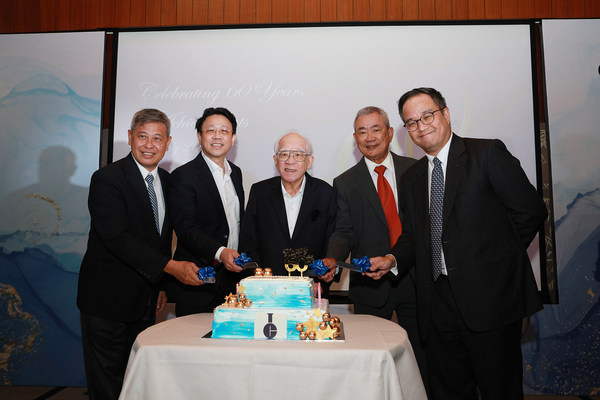 Emeritus Chairman, Mr Lim Soo Peng with Independent Chairman, Mr Yeo Hock Chye, and The Board of Directors at the cake-cutting ceremony