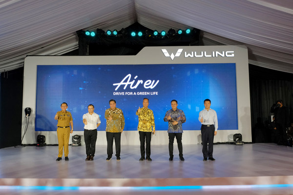 Sejumlah pejabat pemerintah Indonesia dan duta besar Tiongkok untuk
Indonesia mengikuti acara yang meresmikan kegiatan produksi Air ev