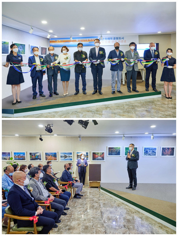 The guests delivered speeches and cut the ribbon for the photography exhibition