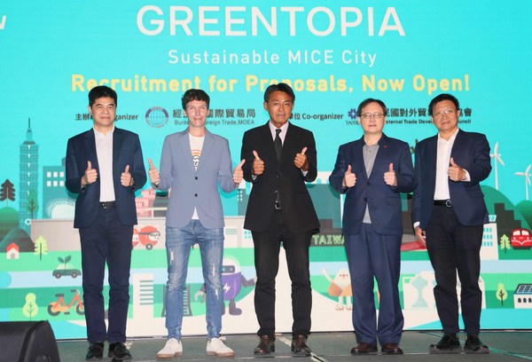지속가능 마이스 도시 콘테스트 공식 개막 행사. 국제무역국 부국장 Guann-Jyh Lee(중앙), TAITRA 사장 겸 CEO MOEA, Simon Wang(오른쪽에서 두 번째) 및 KOL Mr. Remy Gils(왼쪽에서 두 번째)(크레디트: MEET TAIWAN)