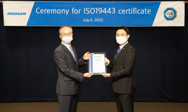 TUV南德韩国总经理Jung-Wook Seo（右）授予Doosan Enerbility核电业务集团部负责人Ki-Yong Na首张ISO 19443认证证书