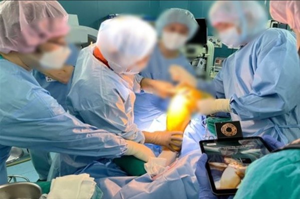 Google CloudとROKITのAI器官再生プラットフォームを使用した外科治療の様子