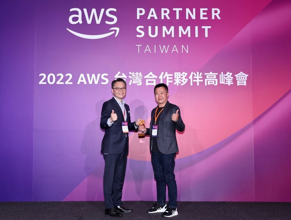 Ryan Chin, CEO Mlytics receives AWS Rising Star Partner of the Year (Software) award.