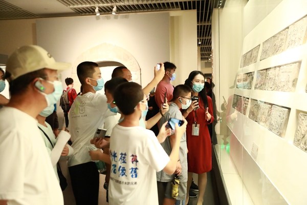 永和县学生参观国家博物馆，聆听讲解