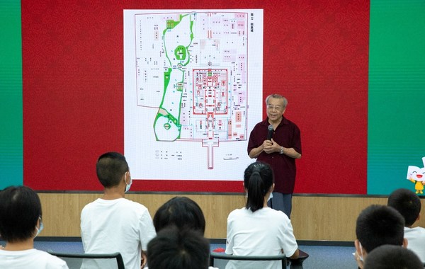 国家博物馆终身研究馆员齐吉祥向孩子们讲述北京中轴线