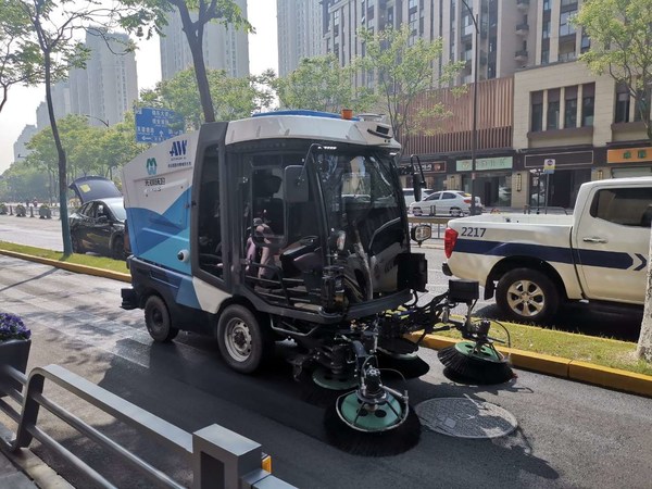 仙途智能Autowise.ai自动驾驶清扫车在无锡安镇街头清扫作业