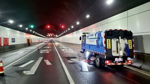 仙途智能Autowise.ai自动驾驶清扫车在午夜时分的南京应天大街隧道作业