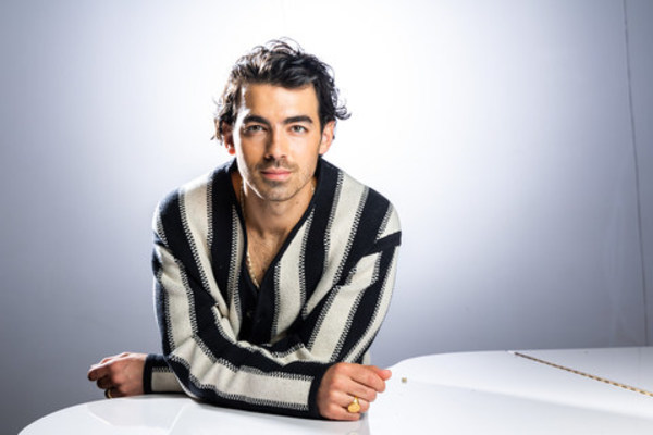 美国著名三栖明星Joe Jonas成功接受EVO ICL 改变视力、改变生活
