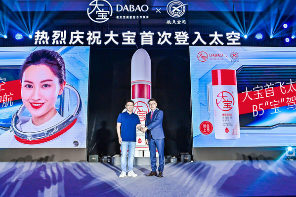 强生消费品中国区总裁汪轶（右）与航天空间综合管理部负责人孙聪（左）
