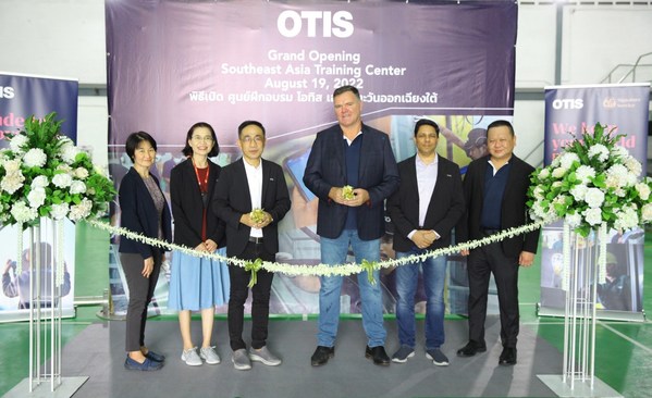 The training center was opened by Southeast Asia Managing Director Grant Mooney (fourth from left) and Thailand Managing Director Trakan Dankul (third from left) along with other officers and employees.
