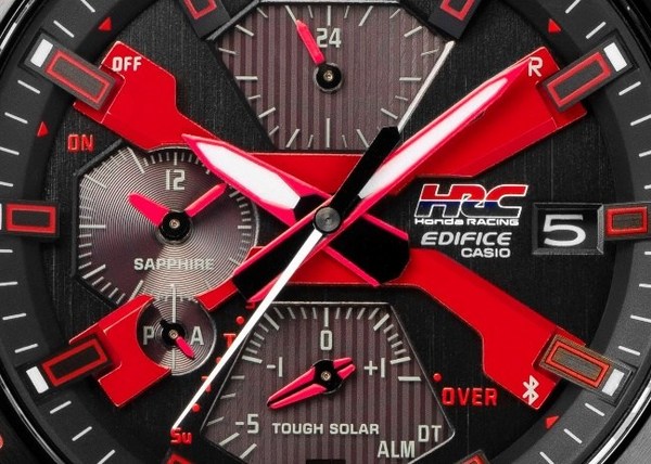 Logo X pada jam tangan ini memakai cat yang terdapat pada logo merah Honda