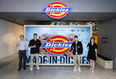 东华大年夜教副校少陈北梁、夜陆Dickies 大年夜中华区齐渠讲初级总监Eric Peng、尾家文明海内着名音乐唱做人ICE杨少青战天猫新品创新中间卖力人减绮共同为新店敲墙掀幕（从左往左）